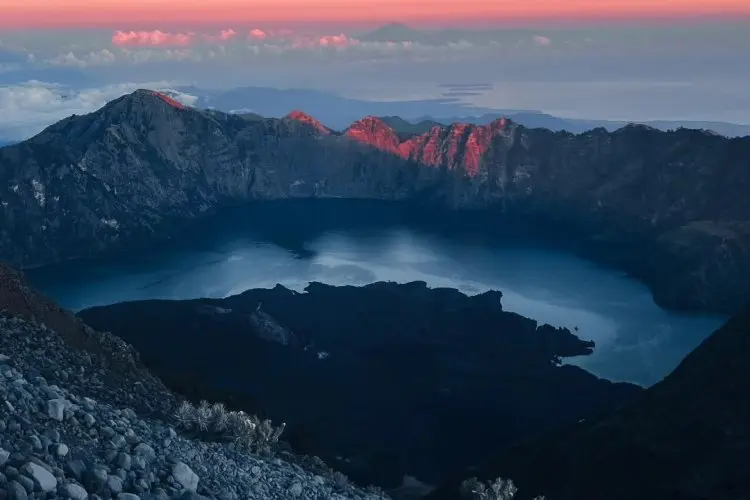 Salah Satu yang Paling Terkenal di Indonesia, Gunung Rinjani Menawarkan Panorama yang Menakjubkan