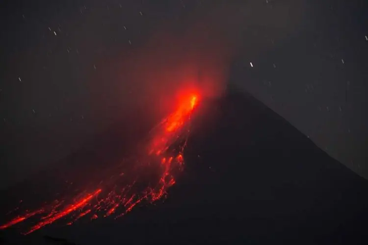 Terpantau Cukup Aktif, Gunung Merapi Luncurkan Lava Pijar hingga Jarak 2000 Meter