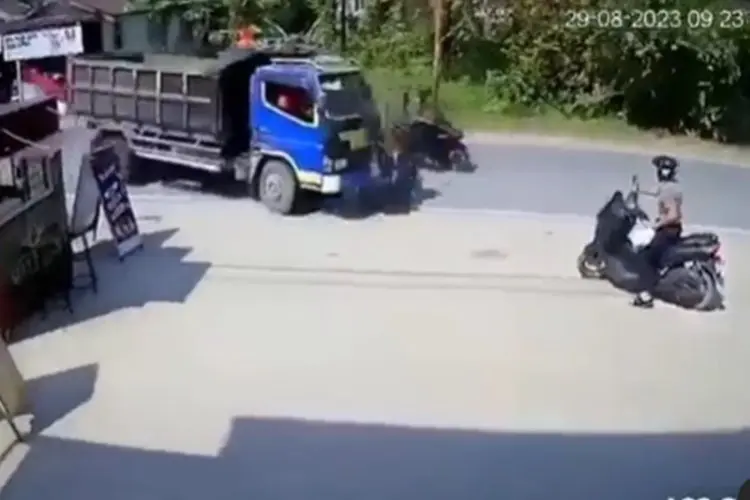 Hindari Pemotor yang Belok, Truk di Kalbar Malah Tabrak 2 Pemotor Lain