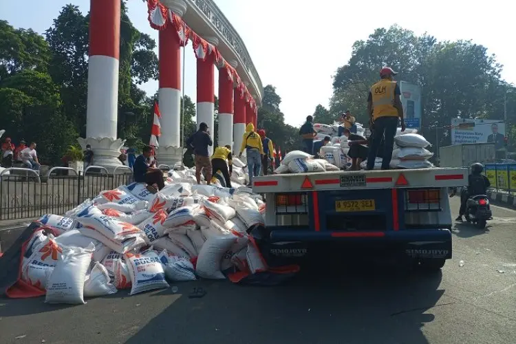 Truk Patah As, Ratusan Karung Beras Berserakan di Aspal