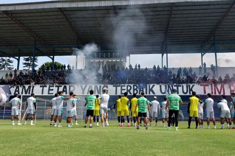 Rame-rame Bobotoh Geruduk Sidolig Saat Skuat Persib Latihan, Ada Apa?
