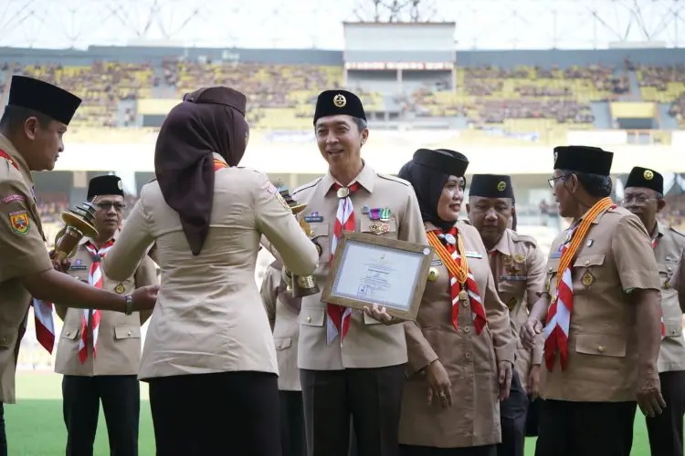 Dedie Disematkan Lencana Dharma Bhakti Pramuka