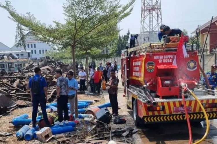 Delapan Kereta Bekas di PKLG Purwakarta Terbakar, Perjalanan KA di Stasiun Purwakarta Tidak Terganggu
