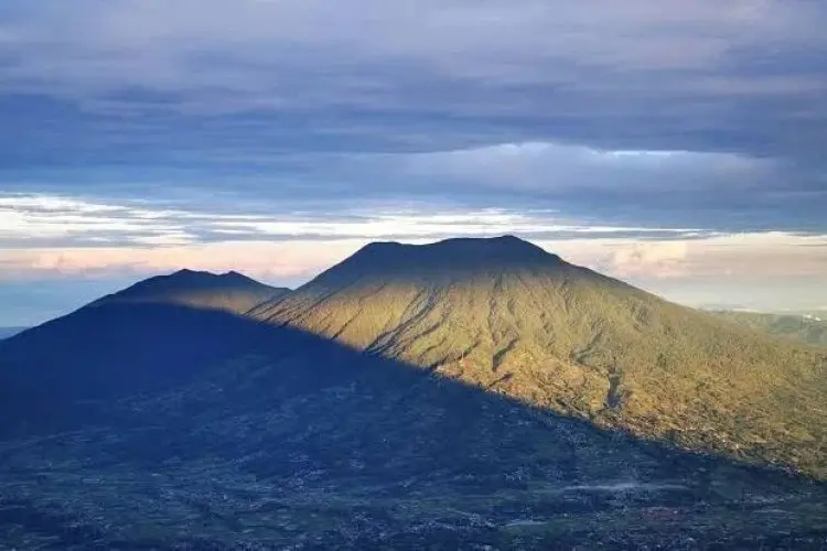 Mendaki Gunung Singgalang, Nikmati Pemandangan yang Indah Pegunungan dan Lembahnya