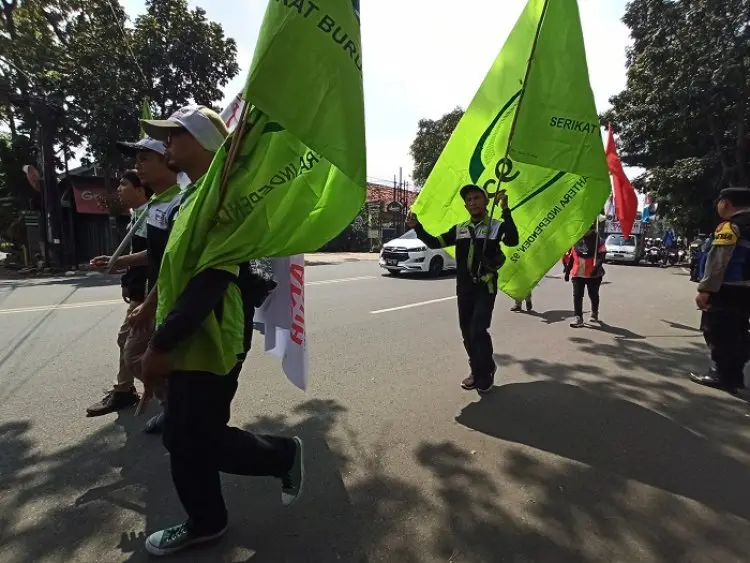 FOTO : Aliansi Aksi Sejuta Buruh Longmarch ke Jakarta