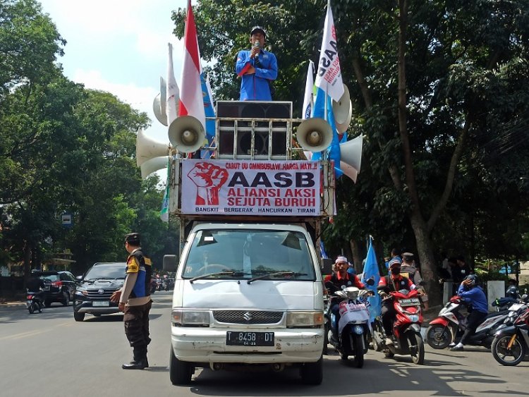 FOTO : Aliansi Aksi Sejuta Buruh Longmarch ke Jakarta