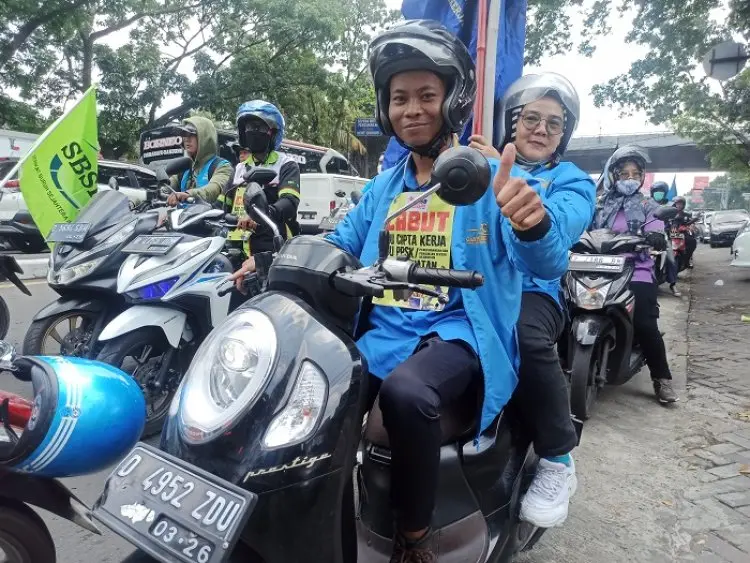 FOTO : Aliansi Aksi Sejuta Buruh Longmarch ke Jakarta