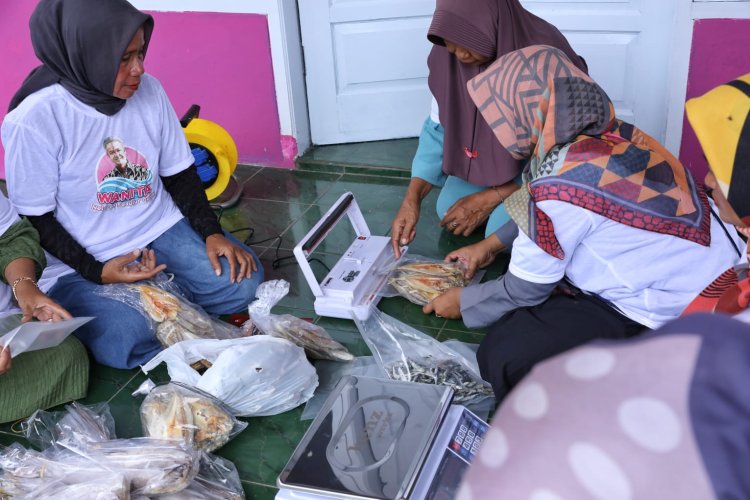 Wanita Nelayan Ganjar Bantu Pengembangan Produk Ikan Asin di Pangandaran