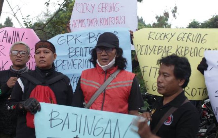 Warga Kabupaten Bogor dan Komunitas Ojol Indonesia Geruduk Rumah Rocky Gerung di Babakan Madang