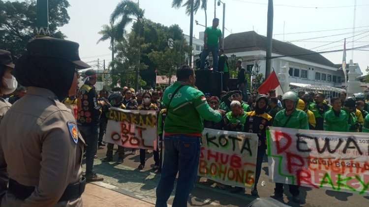 Geruduk Balai Kota, Ratusan Ojol di Kota Cirebon Tuntut Pencairan BLT