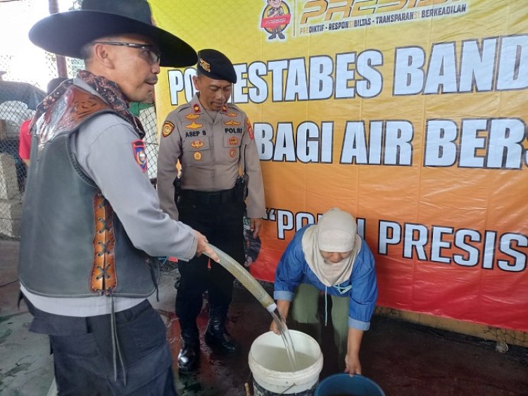 Kesulitan Air, Polrestabes Bandung Kirim 10 Ribu Air Bersih Bagi Warga