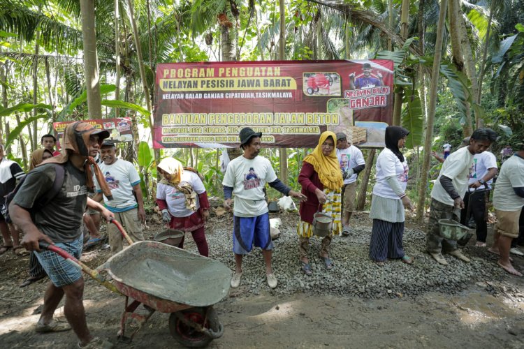 Nelayan Balad Ganjar Beri Bantuan Pengecoran Jalan untuk Warga Cipatujah Tasikmalaya 
