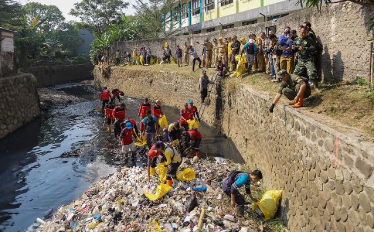 Angkat Material Sedimentasi, Pemkot Bandung Lakukan Pengerukan di Sungai Cikendal