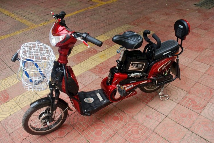 Polisi Lalu Lintas di Bandung Pelototi Sepeda Listrik