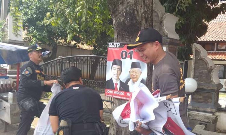 Satpol PP Kota Bandung Tertibkan APK di Wilayah Kota Kembang