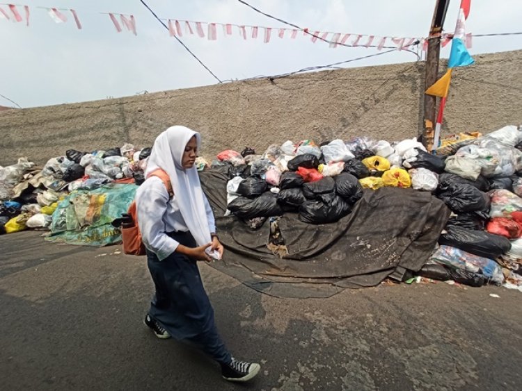 FOTO: Sampah Menggunung di Jalan Haji Yasin Kota Bandung