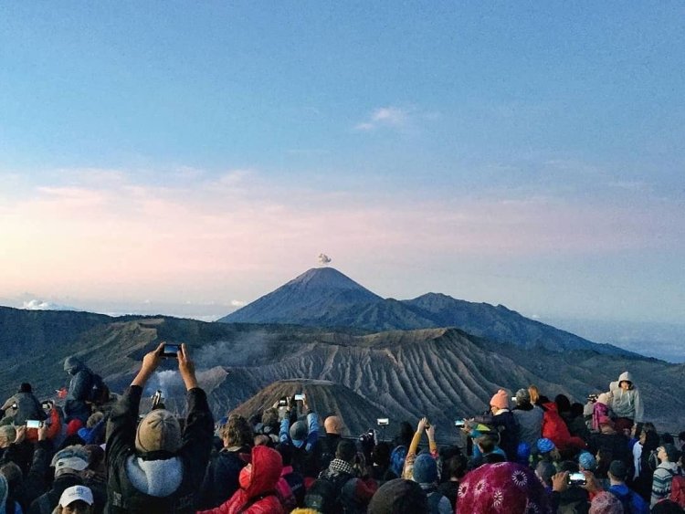 Menyaksikan Matahari Terbit di Atas Bromo dari Gunung Penanjakan, Paling Ikonik di Indonesia