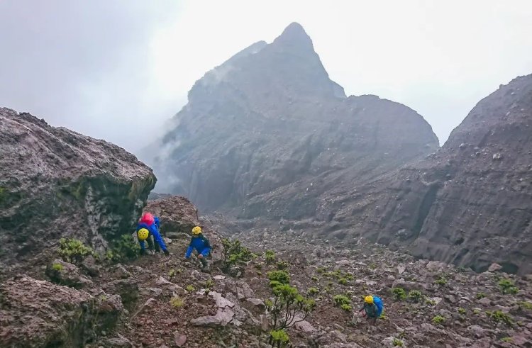 Gunung Raung Salah Satu Tujuan Populer di Kalangan Pendaki, Laut Jawa Dapat Dinikmati Dipuncaknya Kejauhan