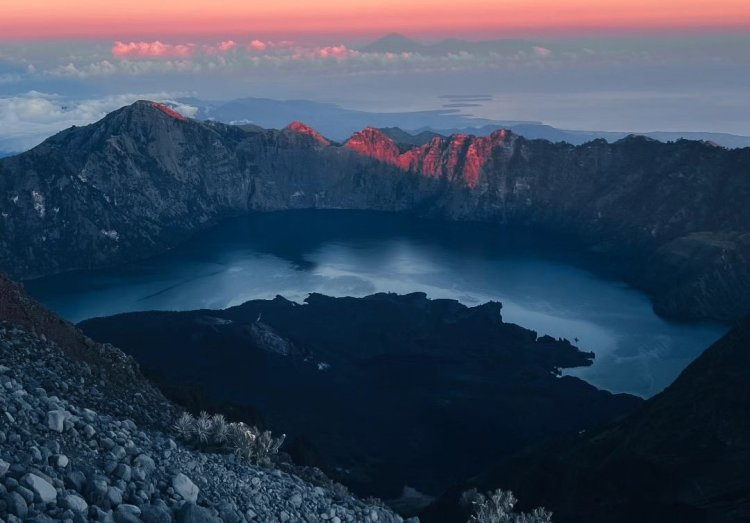Salah Satu yang Paling Terkenal di Indonesia, Gunung Rinjani Menawarkan Panorama yang Menakjubkan