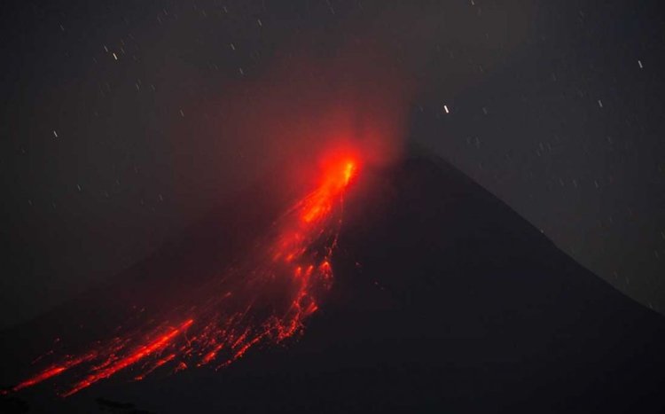 Terpantau Cukup Aktif, Gunung Merapi Luncurkan Lava Pijar hingga Jarak 2000 Meter