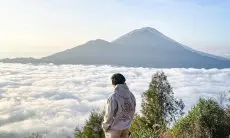 Nikmati Keindahan Danau Batur dari Puncak Gunung Batur Bali
