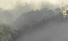 Nikmati Pemandangan Pegunungan, Hutan, dan Lautan dari Ketinggian Gunung Merbuk