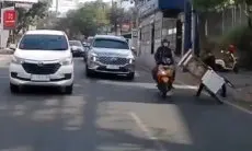 Pemotor Jatuh ke Tengah Jalan di Bandung, Hampir Kena Kuah Bakso hingga Terlindas Mobil