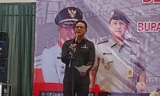 Bupati Dadang Supriatna Serahkan Sertifikat Tanah Kepada Penerima Manfaat Warga Desa Tegalluar
