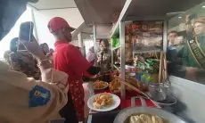Dukung UMKM, Mensos Beri Bantuan 10 Gerobak Usaha