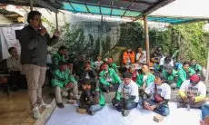 Peduli Keselamatan, Ganjar Muda Edukasi Safety Riding hingga Bagikan Sepatu Gratis ke Driver Ojol Cimahi