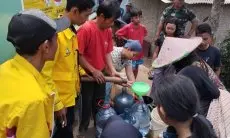 Bantu Warga Terdampak Kekeringan di Ciranjang dan Bojongpicung Cianjur, Metty Triantika Bagi-bagi Air Bersih Gratis