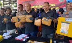 Ditutupi Ikan Asin, Ganja Siap Edar Seberat 10,16 Kilogram Berhasil Diungkap Satnarkoba Polres Cimahi 