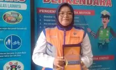 Sri Dahliani Penjaga Palang Pintu KA di Cimekar Dapat Penghargaan dari Satlantas Polresta Bandung