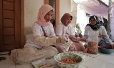 Keceriaan Istri Nelayan yang Dapat Pelatihan dan Bantuan Produksi Keripik Kelapa dari Wanita Nelayan Ganjar