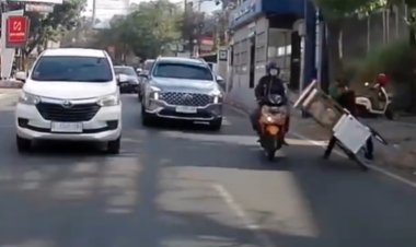 Pemotor Jatuh Ke Tengah Jalan Di Bandung, Hampir Kena Kuah Bakso Hingga ...