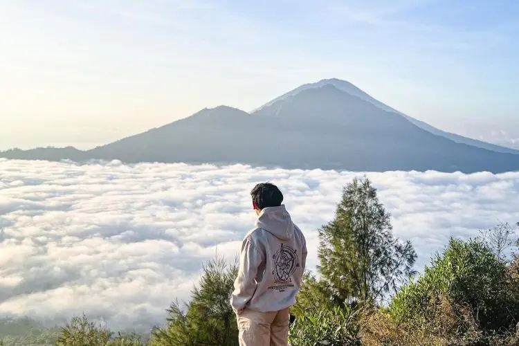 Nikmati Keindahan Danau Batur dari Puncak Gunung Batur Bali