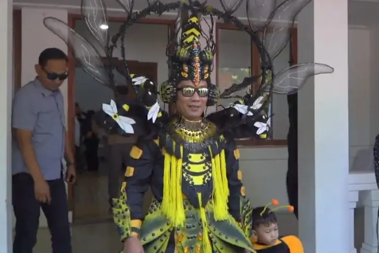Gunakan Kostum Bertema Lebah, Ridwan Kamil Pamit di Karnaval West Java Festival 2023
