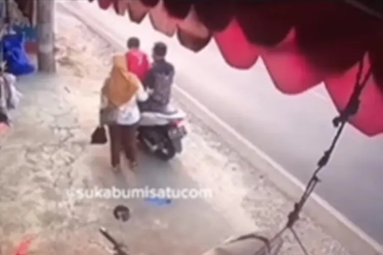 Tawa Berubah Duka, Detik-detik Satu Keluarga Ditabrak Truk Terekam CCTV di Sukabumi