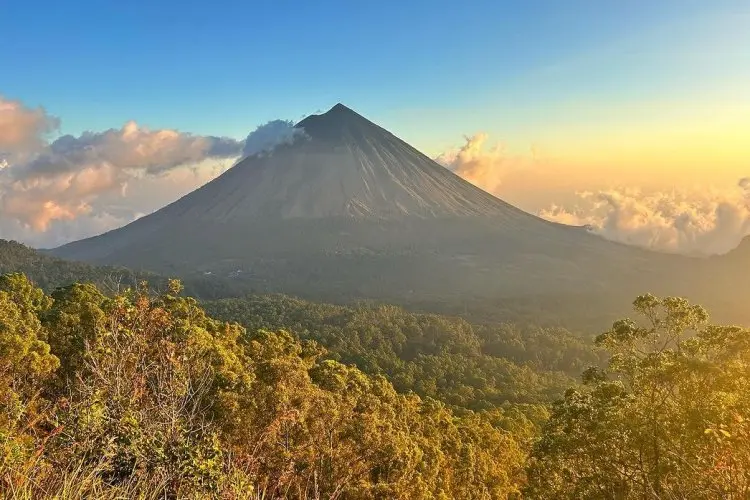 Di NTB Ada Rinjani dan Tambora, Mendaki di NTT Gunung Inerie Bisa Jadi Tujuan Kamu