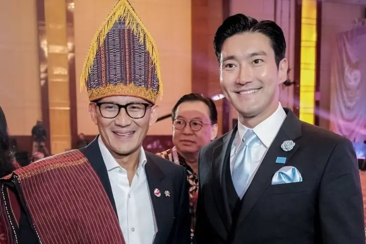Sandiaga Uno Berbincang dan Berfoto Bersama Personel Super Junior Choi Siwon di KTT ASEAN