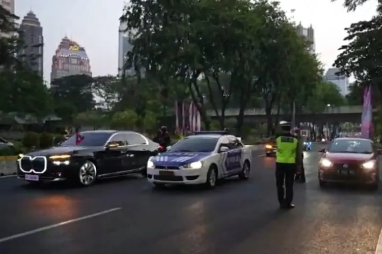 Viral Mobil Patroli Terobos Rombongan Delegasi KTT ASEAN, Dirlantas PMJ Sebut Sedang Terburu-buru