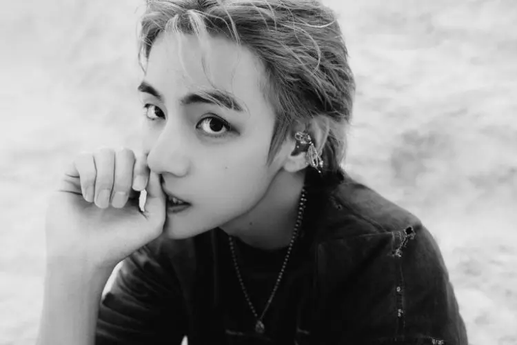 Album 'Layover' Milik V BTS Mencapai Penjualan Minggu Debut Terbesar untuk Solois K-Pop