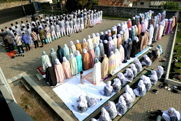 FOTO: Ratusan Siswa DHIS Laksanakan Salat Istisqa