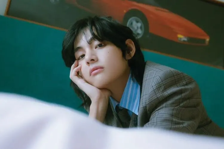 'Layover' Milik V BTS jadi Album Terlaris dengan Penjualan Lebih dari 1 Juta Copy di Hari Pertama Peluncurannya