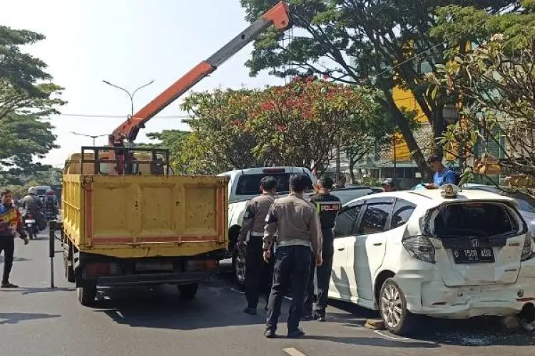 Tiga Mobil Terlibat Kecelakaan Beruntun di Jalan Pasteur Bandung