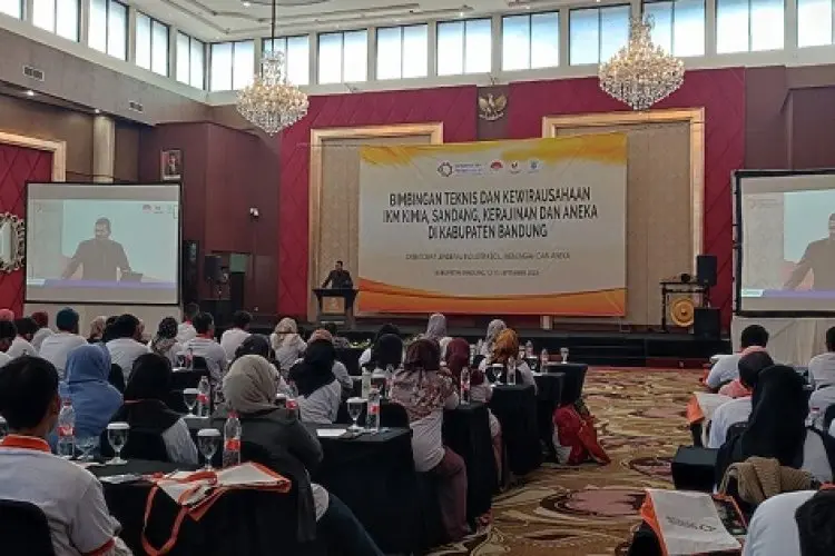 Anggota DPRRI Diah Nurwitasari Membuka Bintek WUB IKM