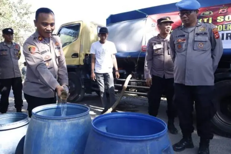 Polsek Ciparay Berikan Bantuan Air Bersih Gratis di Komplek Cikahuripan Ciparay Kabupaten Bandung
