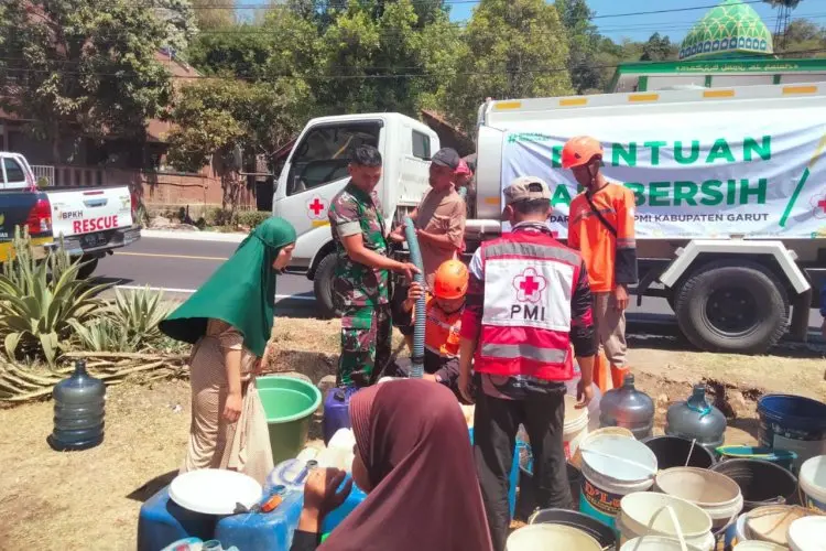 Kurang Armada Akibatkan Distribusi Air Bersih pada Warga Terdampak Kekeringan di Garut Kurang Maksimal