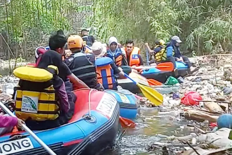 World CleanUp Day 2023, Gen Z Bersihkan Sampah di Sungai Cikeas