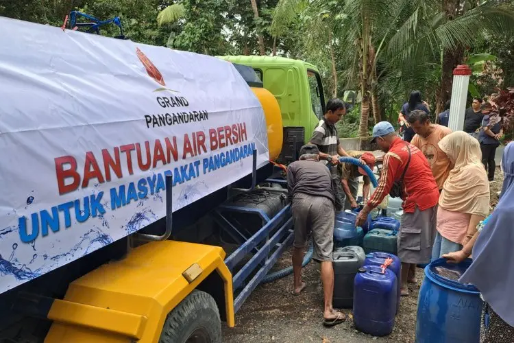 Grand Pangandaran Salurkan Bantuan Air Bersih, Ringankan Beban Masyarakat yang Terdampak Kekeringan